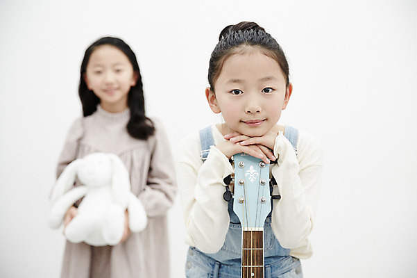 포토 JPG 여자 어린이라이프 어린이 인형 가족 놀이 실내 서기 미소 들기 동양인 상반신 두명 앞모습 아웃포커스 한국인 기타 쌍둥이 자매 어린이만 소녀만 국내포토 라이프스타일 뷰포인트 관계 모션 현악기 촬영기법 표정 사람 인종 내부 여자만 파일형식