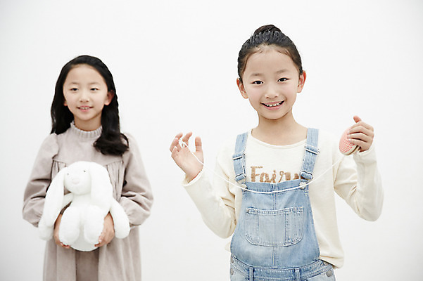 포토 JPG 여자 어린이라이프 어린이 인형 가족 놀이 실내 서기 미소 들기 동양인 상반신 두명 앞모습 화목 다정 한국인 쌍둥이 자매 요요 어린이만 소녀만 국내포토 라이프스타일 뷰포인트 컨셉 관계 모션 표정 사람 인종 내부 여자만 파일형식