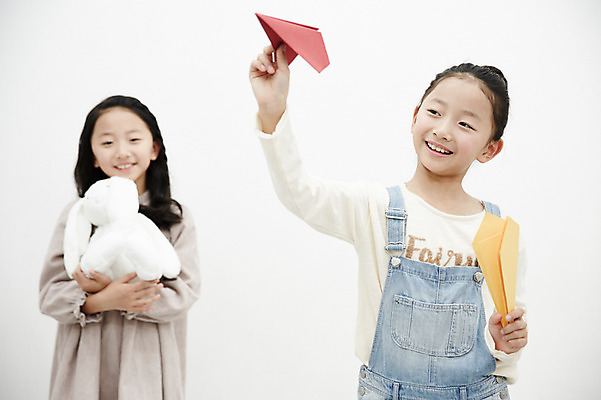 포토 JPG 여자 어린이라이프 어린이 인형 가족 놀이 실내 서기 미소 들기 동양인 상반신 두명 앞모습 화목 다정 한국인 쌍둥이 종이비행기 자매 어린이만 소녀만 국내포토 라이프스타일 뷰포인트 컨셉 관계 모션 표정 사람 인종 내부 종이접기 여자만 파일형식