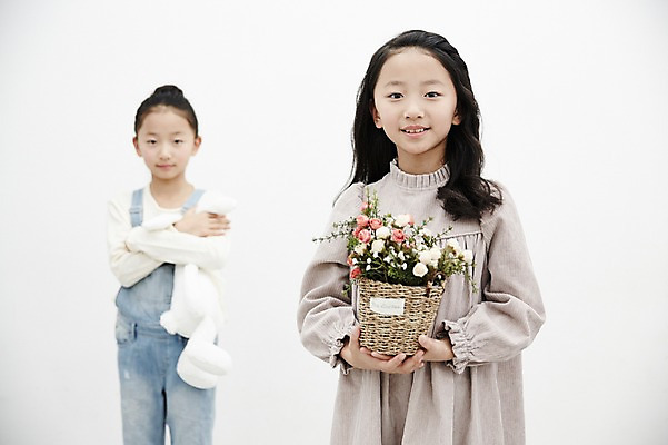 포토 JPG 여자 어린이라이프 화분 어린이 인형 가족 놀이 실내 미소 들기 동양인 상반신 두명 앞모습 화목 다정 한국인 쌍둥이 자매 어린이만 소녀만 국내포토 라이프스타일 뷰포인트 컨셉 관계 모션 표정 사람 인종 내부 여자만 파일형식