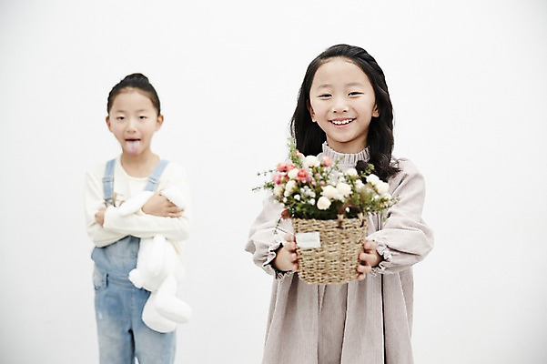 포토 JPG 여자 어린이라이프 화분 어린이 인형 가족 놀이 실내 미소 들기 동양인 상반신 두명 앞모습 화목 다정 한국인 쌍둥이 자매 메롱 어린이만 소녀만 국내포토 라이프스타일 뷰포인트 컨셉 관계 모션 표정 사람 인종 내부 여자만 파일형식
