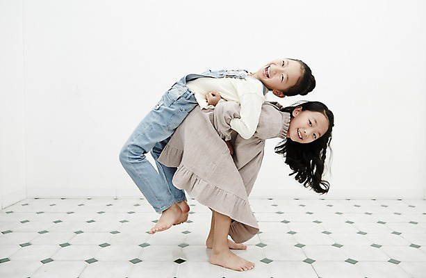 포토 JPG 전신 여자 어린이라이프 어린이 장난 가족 놀이 실내 서기 미소 동양인 두명 옆모습 스트레칭 화목 다정 한국인 쌍둥이 즐거움 자매 업기 어린이만 소녀만 국내포토 라이프스타일 감정 뷰포인트 컨셉 관계 모션 표정 사람 인종 내부 운동 여자만 파일형식