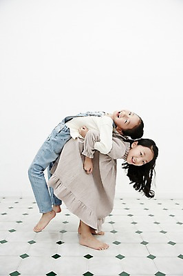 포토 JPG 전신 여자 어린이라이프 어린이 장난 가족 놀이 실내 서기 미소 동양인 두명 옆모습 스트레칭 화목 다정 한국인 쌍둥이 즐거움 자매 업기 어린이만 소녀만 국내포토 라이프스타일 감정 뷰포인트 컨셉 관계 모션 표정 사람 인종 내부 운동 여자만 파일형식