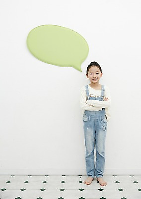 포토 JPG 전신 여자 어린이라이프 어린이 말풍선 놀이 실내 한명 서기 미소 소녀 앞모습 팔짱 한국인 어린이만 소녀한명만 국내포토 1 라이프스타일 뷰포인트 모션 표정 사람 동양인 내부 여자한명만 소녀만 파일형식