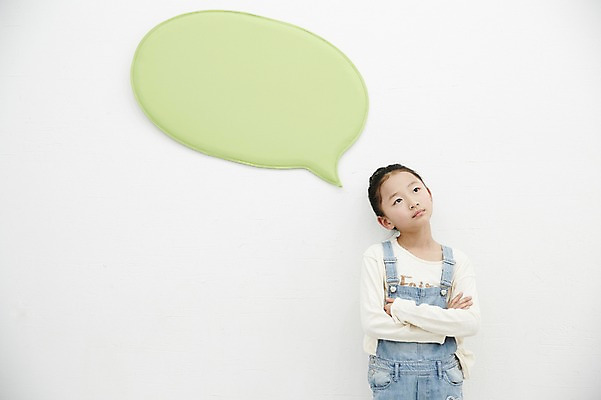 포토 JPG 여자 어린이라이프 어린이 말풍선 생각 놀이 실내 한명 서기 소녀 상반신 앞모습 팔짱 한국인 고민 어린이만 소녀한명만 국내포토 1 라이프스타일 감정 뷰포인트 모션 사람 동양인 내부 여자한명만 소녀만 파일형식