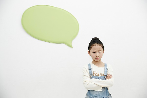 포토 JPG 여자 어린이라이프 어린이 말풍선 생각 놀이 실내 한명 서기 소녀 앞모습 팔짱 한국인 찡그림 심각 어린이만 소녀한명만 국내포토 1 라이프스타일 뷰포인트 컨셉 모션 표정 사람 동양인 내부 여자한명만 소녀만 파일형식