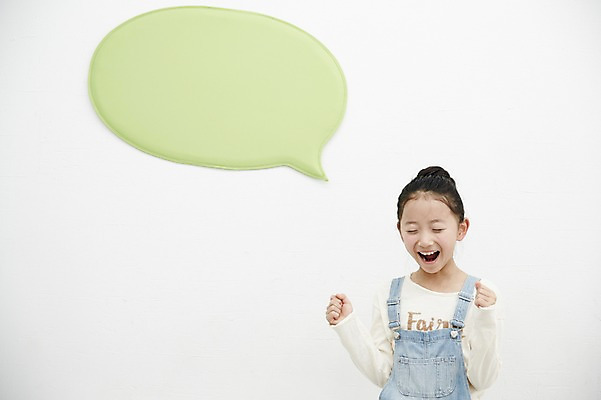 포토 JPG 여자 어린이라이프 어린이 말풍선 놀이 실내 한명 서기 미소 소녀 상반신 앞모습 기쁨 한국인 즐거움 어린이만 소녀한명만 국내포토 1 라이프스타일 감정 뷰포인트 모션 표정 사람 동양인 내부 여자한명만 소녀만 파일형식