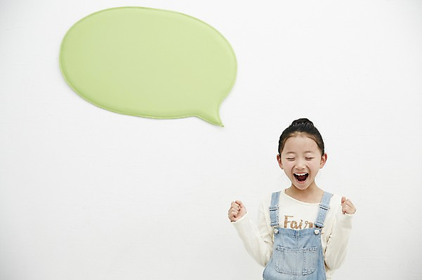 포토 JPG 여자 어린이라이프 어린이 말풍선 놀이 실내 한명 서기 미소 소녀 상반신 앞모습 기쁨 한국인 즐거움 어린이만 소녀한명만 국내포토 1 라이프스타일 감정 뷰포인트 모션 표정 사람 동양인 내부 여자한명만 소녀만 파일형식