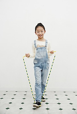 포토 JPG 전신 여자 어린이라이프 어린이 놀이 실내 한명 서기 미소 들기 소녀 앞모습 운동 한국인 즐거움 줄넘기 어린이만 소녀한명만 국내포토 1 라이프스타일 감정 뷰포인트 모션 표정 건강 사람 동양인 내부 여자한명만 소녀만 파일형식