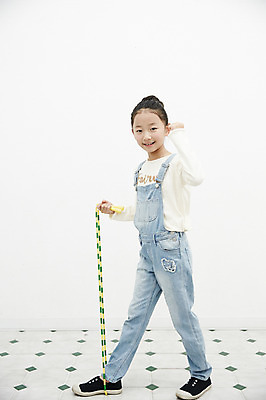 포토 JPG 전신 여자 어린이라이프 어린이 놀이 실내 한명 서기 미소 소녀 옆모습 파이팅 한국인 즐거움 줄넘기 어린이만 소녀한명만 국내포토 1 라이프스타일 감정 뷰포인트 모션 표정 사람 동양인 내부 운동 여자한명만 소녀만 파일형식