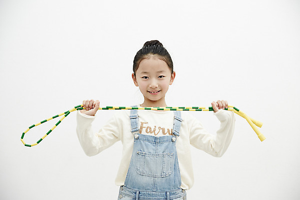 포토 JPG 여자 어린이라이프 어린이 놀이 실내 한명 미소 들기 소녀 상반신 앞모습 한국인 즐거움 줄넘기 어린이만 소녀한명만 국내포토 1 라이프스타일 감정 뷰포인트 모션 표정 사람 동양인 내부 운동 여자한명만 소녀만 파일형식