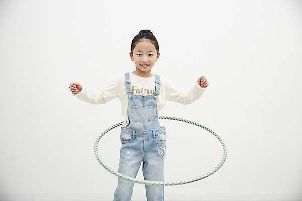 포토 JPG 여자 어린이라이프 어린이 놀이 실내 한명 서기 미소 소녀 상반신 앞모습 한국인 즐거움 훌라후프 돌리기 어린이만 소녀한명만 국내포토 1 라이프스타일 감정 뷰포인트 모션 표정 사람 동양인 내부 여자한명만 소녀만 파일형식