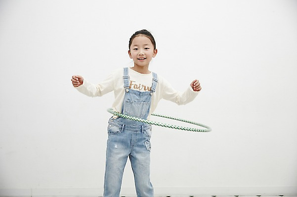 포토 JPG 여자 어린이라이프 어린이 놀이 실내 한명 서기 미소 소녀 상반신 앞모습 한국인 즐거움 훌라후프 돌리기 어린이만 소녀한명만 국내포토 1 라이프스타일 감정 뷰포인트 모션 표정 사람 동양인 내부 여자한명만 소녀만 파일형식