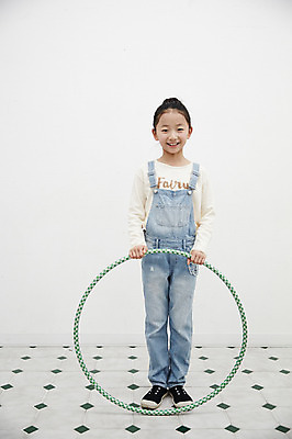 포토 JPG 전신 여자 어린이라이프 어린이 놀이 실내 한명 서기 미소 소녀 앞모습 한국인 즐거움 훌라후프 어린이만 소녀한명만 국내포토 1 라이프스타일 감정 뷰포인트 모션 표정 사람 동양인 내부 여자한명만 소녀만 파일형식