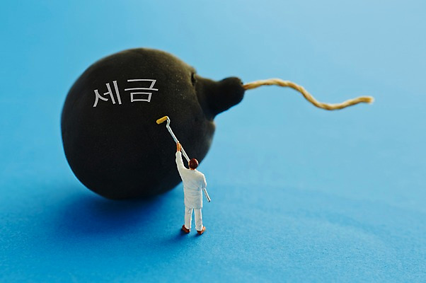 포토 JPG 스튜디오촬영 사람없음 미니어처 폭탄 페인트롤러 세금 연말정산 국내포토 실내 경제 모형 폭발물 파일형식