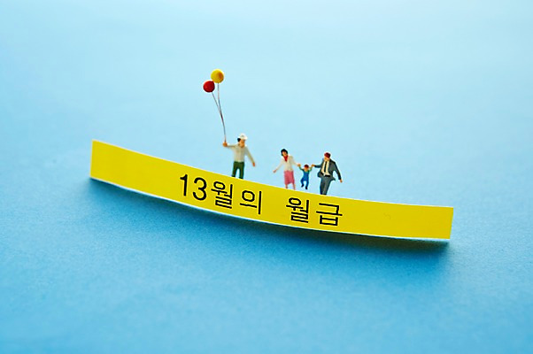 포토 JPG 스튜디오촬영 사람없음 미니어처 풍선 월급 연말정산 13월 국내포토 실내 경제 모형 날짜 파일형식