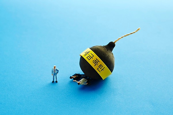 포토 JPG 스튜디오촬영 사람없음 미니어처 폭탄 세금 연말정산 국내포토 실내 경제 모형 폭발물 파일형식