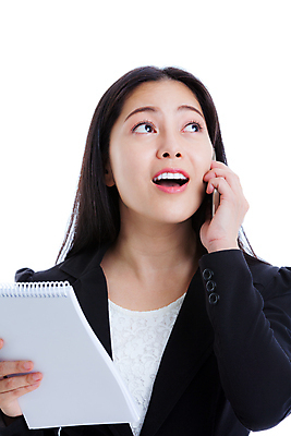 포토 JPG 해외이미지 스튜디오촬영 직업 여자 행복 감정 종이 비즈니스 사업가 통신 모바일 대화 한명 사람 동양인 성인 30대 스마트폰 핸드폰 검은색 공책 듣기 올려보기 잡기 업무 작업 비즈니스우먼 자신감 닫기 종업원 전화기 흰배경 바쁨 긍정 부름 고립 해외202004 해외포토 1 컬러 백그라운드 컨셉 모션 문구용품 실내 말하기 인종 장년 전자제품 스마트기기 흰색 직장인 파일형식 이미지허브