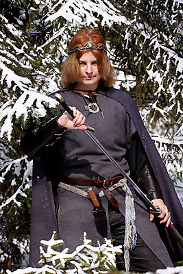 포토 JPG 해외이미지 나무 백인 1 응시 드레스 옷 여자 겨울 한명 서기 경비 사람 야외 장식 초록색 햇빛 검은색 어둠 회색 추위 벨트 흰색 수비 칼 은색 위험 보안 대문 신화 북쪽 병정 전사 전설 해외202004 해외포토 서양인 식물 시선 잡화 계절 컬러 컨셉 모션 안전 태양 문 보호 방향 파일형식 이미지허브