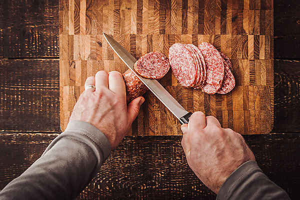 포토 JPG 해외이미지 손 음식 조각 탁자 주방용품 육류 요리 사람 사람없음 목재 가로 갈색 금속 주방 회색 흰색 원형 소시지 칼 자르기 준비 훈제 해외202004 해외포토 도형 나무 컬러 가구 생활용품 식재료 재료 모션 재질 신체부위 가공식품 파일형식 이미지허브