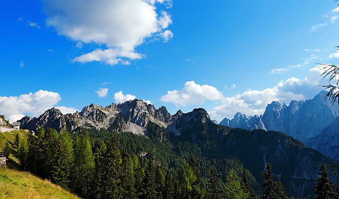 포토 JPG 해외이미지 나무 구름 공원 유럽 스포츠 자연 하늘 휴가 산 파노라마 풍경 사람없음 야외 가로 초록색 여름 파란색 걷기 침묵 놀람 이탈리아 등산 트래킹 하이킹 소나무 숲 오두막 묘사 산등성이 알프스 사냥꾼 절정 산맥 해외202004 해외포토 자연요소 식물 직업 계절 공공시설 감정 나라 컬러 모션 레저 촬영기법 표정 소리 생태계 파일형식 이미지허브