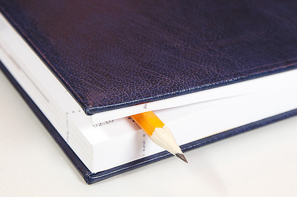 포토 JPG 해외이미지 종이 아침 사람없음 파란색 연필 다이어리 어둠 달력 계획 해외202004 해외포토 주간 컬러 컨셉 학용품 필기구 사무용품 파일형식 이미지허브