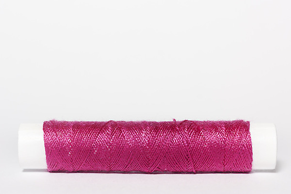 포토 JPG 해외이미지 사람없음 도구 실 오브젝트 흰배경 실타래 트렌드컬러 해외202004 비바마젠타 해외포토 컬러 백그라운드 흰색 파일형식 이미지허브