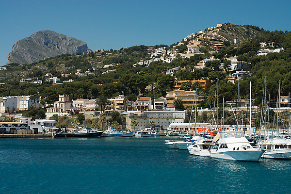 포토 JPG 해외이미지 유럽 바다 여행 백그라운드 자연 하늘 휴가 풍경 사람없음 물 여름 파란색 태양 여행객 맑음 뜨거움 보트 스페인 지중해 남쪽 터키석 해외202004 해외포토 자연요소 계절 나라 컬러 배_교통 날씨 사람 보석 방향 생태계 파일형식 이미지허브