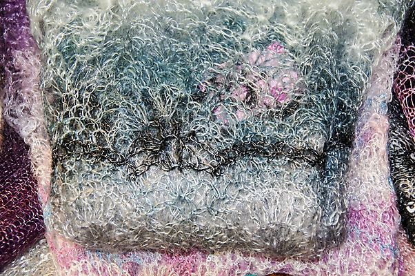 포토 JPG 해외이미지 식물 디자인 옷 백그라운드 패턴 따뜻함 미술 취미 사람없음 빛 쇼핑 유행 목도리 봄 흰색 직물 뜨개질 실 우아함 얽힘 바느질 모피 심볼 질감 땀 러시아 부드러움 실타래 섬유 솜털 양모 얇은 핸드메이드 해외202004 해외포토 잡화 계절 유럽 컬러 컨셉 무늬 문화예술 감각 파일형식 이미지허브