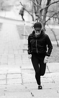 포토 JPG 해외이미지 공원 여자 행복 도로 스포츠 자연 흑백 건강 한명 사람 야외 달리기 운동 계단 스트레칭 달리기선수 해외202004 해외포토 1 공공시설 감정 길 교통시설 모션 촬영기법 생태계 육상선수 파일형식 이미지허브