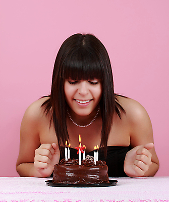 포토 JPG 해외이미지 백인 기념일 별 음식 분홍색 불 디저트 갈색머리 한명 10대 케이크 초콜릿 생일 해외202004 해외포토 자연요소 서양인 1 헤어스타일 컬러 청소년 사람 이벤트 파일형식 이미지허브
