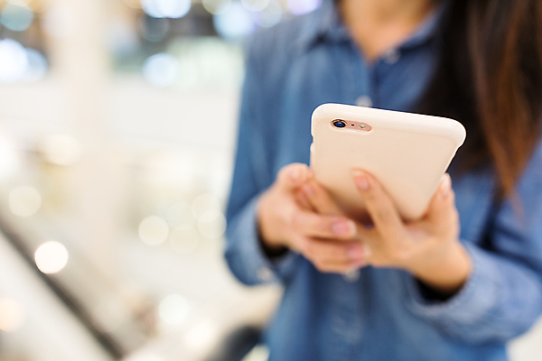 포토 JPG 해외이미지 손 응시 여자 텍스트 손가락 놀이 모바일 세포 사람없음 파란색 스마트폰 핸드폰 쇼핑 독서 상점 터치 게임 청바지 관찰 잡기 작업 서핑 센터 메시지 선택 역 쇼핑몰 전화기 스마트 타입 전송 대답 문자메시지 블러 해외202004 해외포토 시선 컬러 컨셉 바지 교통시설 모션 사람 신체부위 전자제품 스마트기기 수상스포츠 파일형식 이미지허브