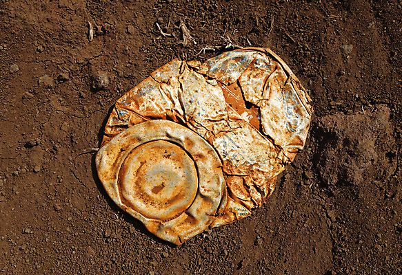 포토 JPG 해외이미지 모래 백그라운드 추상 사람없음 갈색 환경 금속 재활용 수확 골동품 플랫 캔 쓰레기 폐기물 컨테이너 묘사 오브젝트 부식 싱글 질감 진흙 통조림 낭비 찌그러짐 옛날 중고 철강 해외202004 해외포토 산업 컬러 컨셉 무늬 농업 재질 친환경 파일형식 이미지허브