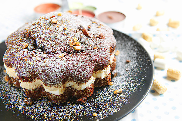 포토 JPG 해외이미지 접시 사람없음 케이크 초콜릿 견과류 달콤 맛 습지 설탕 부드러움 해외202004 해외포토 식기 컨셉 디저트 감각 파일형식 이미지허브