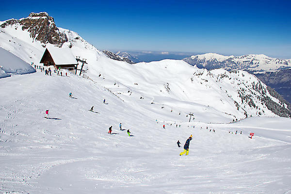 포토 JPG 해외이미지 계절 유럽 스포츠 여행 겨울 자연 하늘 휴가 스키 휴식 산 파노라마 풍경 경사 사람없음 야외 파란색 평화 냉동 얼음 침묵 추위 흰색 스노우보드 가루 고도 스위스 휴양지 알프스 선로 절정 눈내림 해외202004 해외포토 자연요소 나라 컬러 컨셉 겨울스포츠 눈_날씨 촬영기법 소리 장소 보드_스포츠 생태계 파일형식 이미지허브