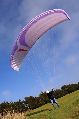 포토 JPG 해외이미지 남자 스포츠 포즈 날개 하늘 바람 사람없음 여름 파란색 점프 보라색 자유 서핑 고도 낙하산 해외202004 해외포토 자연요소 계절 컬러 컨셉 모션 날씨 사람 수상스포츠 파일형식 이미지허브