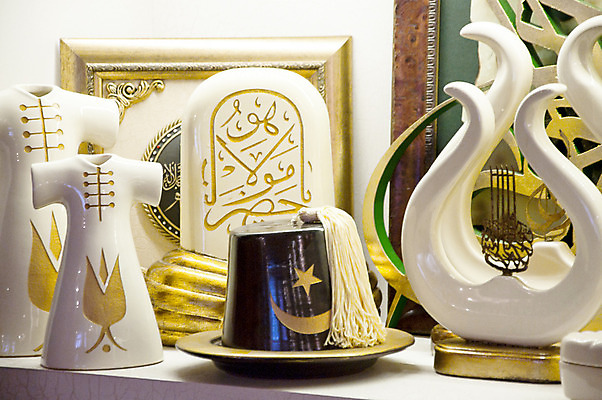 포토 JPG 해외이미지 전통 접시 디자인 여행 목걸이 캘리그라피 이스탄불 선물 미술 사람없음 장식 상점 활발 달 기도 도자기 시장 클래식 초승달 이슬람교 오브젝트 기념품 칠면조 수공예 백자 아랍어 옛날 제국 콘스탄티노플 핸드메이드 스타일 해외202004 튀르키예 해외포토 자연요소 식기 아시아 종교 컨셉 장신구 조류 문화예술 공예 파일형식 이미지허브