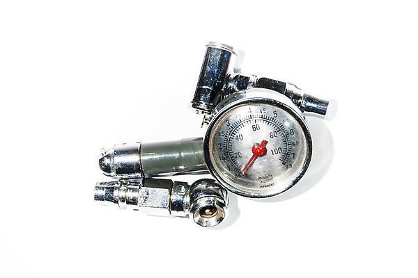 포토 JPG 해외이미지 산업 졸업 부분 안전 사람없음 가로 빨간색 빛 검은색 장비 흰색 기구 공구 플라스틱 측정 오브젝트 싱글 눈금 타이어 아날로그 계량기 유지 게이지 고립 압력 자동 해외202004 해외포토 교육 컬러 재질 도구 파일형식 이미지허브