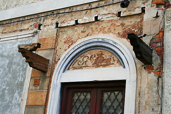 포토 JPG 해외이미지 외관 유럽 건축양식 창문 날씨 벽돌 주택 프레임 사람없음 건물 목재 장식 손상 수확 도시 판넬 클래식 묘사 폐허 아치 복고 방치 수목 썩음 옛날 판유리 해외202004 해외포토 나무 건축물 건축 나라 컨셉 농업 재료 유리 파일형식 이미지허브