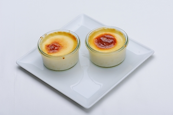 포토 JPG 해외이미지 실내 사람없음 두개 흰배경 푸딩 크렘브륄레 해외202004 해외포토 백그라운드 2 디저트 내부 흰색 파일형식 이미지허브