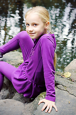 포토 JPG 해외이미지 백인 1 응시 계절 공원 여자 딸 행복 얼굴 어린이 잎 자연 한명 사람 소녀 야외 초록색 여름 금발 노란색 유행 기쁨 꿈 가을 작음 천진난만 유일 해외202004 해외포토 서양인 식물 헤어스타일 시선 공공시설 감정 컬러 컨셉 가족 신체부위 크기 생태계 파일형식 이미지허브