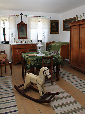 포토 JPG 해외이미지 전통 문화 건축양식 창문 놀이 주택 실내 여러명 사람없음 내부 목재 장난감 마을 방 피규어 수확 골동품 기구 시골 역사 농부 조랑말 서식지 옛날 주거지 해외202004 해외포토 나무 직업 건축 다수 농업 재료 사람 건물 미니어처 말_동물 파일형식 이미지허브