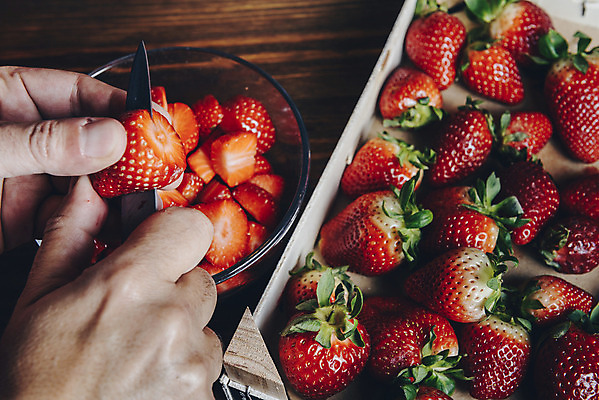 포토 JPG 해외이미지 손 열매 음식 조각 다이어트 과일 탁자 딸기 디저트 건강 관리 사람 사람없음 목재 빨간색 여름 주방 신선 사발 칼 달콤 자르기 준비 유기농 슬라이스 내추럴 숙성 해외202004 해외포토 나무 식물 웰빙 계절 컬러 가구 재료 모션 신체부위 사기그릇 맛 파일형식 이미지허브