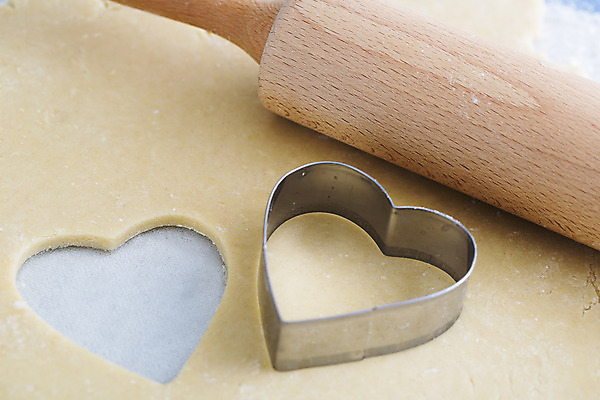 포토 JPG 해외이미지 계절 음식 재료 휴가 디저트 사람없음 쿠키 하트 달콤 자르기 굽기 준비 반죽 밀대 커터 페스츄리 핸드메이드 해외202004 해외포토 모양 빵 모션 주방용품 맛 구이 파일형식 이미지허브