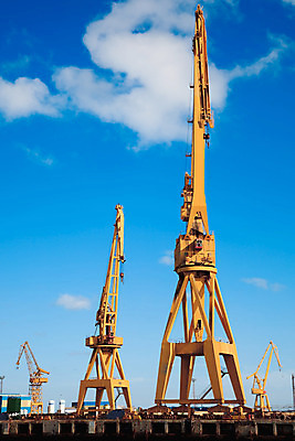 포토 JPG 해외이미지 산업 바다 하늘 사람없음 건물 물 파란색 노란색 금속 항구 활발 장비 조선소 기중기 상업 개발 해외202004 해외포토 자연요소 건축물 컬러 컨셉 교통시설 재질 중장비 파일형식 이미지허브