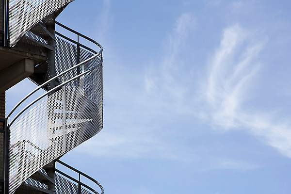 포토 JPG 해외이미지 백그라운드 곡선 건축양식 사다리 하늘 성공 바닥 나선형 사람없음 건물 파란색 계단 금속 와인오프너 지그재그 철강 콘크리트 카피스페이스 해외202004 해외포토 건축물 건축 선 컬러 컨셉 무늬 재질 공백 도구 병따개 파일형식 이미지허브