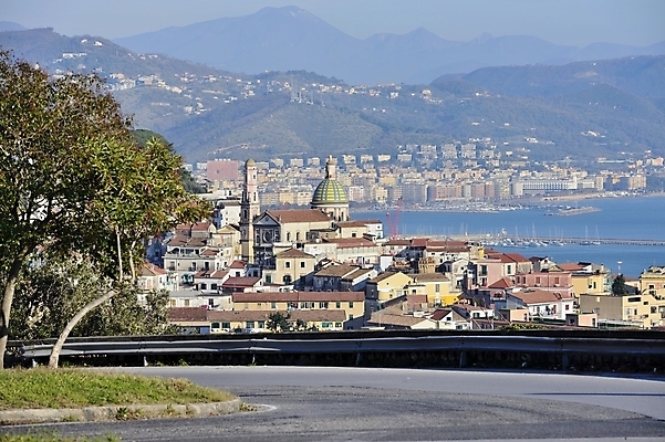 포토 JPG 해외이미지 유럽 바다 여행 건축양식 자연 하늘 휴가 산 주택 풍경 사람없음 초록색 여름 파란색 컬러풀 태양 여행객 마을 맑음 이탈리아 지중해 장면 타운 해외202004 해외포토 자연요소 계절 건축 나라 컬러 날씨 사람 건물 도시 생태계 파일형식 이미지허브