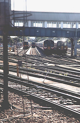 포토 JPG 해외이미지 산업 선 교통시설 하늘 사람없음 금속 힘 기차 화물 도시 역 상품 컨테이너 교차로 메인 창고 서비스 속도 런던 상업 바쁨 마차 무거움 단상 물류 방법 선로 철강 해외202004 해외포토 길 육상교통 교통수단 교통 재질 영국 대중교통 운송업 무게 시설 파일형식 이미지허브