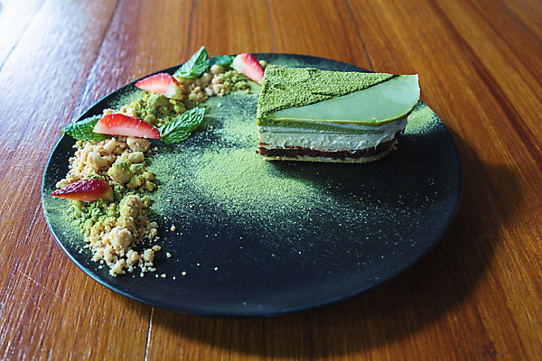 포토 JPG 해외이미지 나무 접시 조각 백그라운드 과일 탁자 딸기 휴가 디저트 사람없음 목재 빨간색 초록색 쿠키 케이크 초콜릿 얼음 검은색 어둠 신선 차 달콤 맛 크림 핸드메이드 해외202004 해외포토 자연요소 식물 식기 음료 음식 컬러 가구 컨셉 재료 파일형식 이미지허브