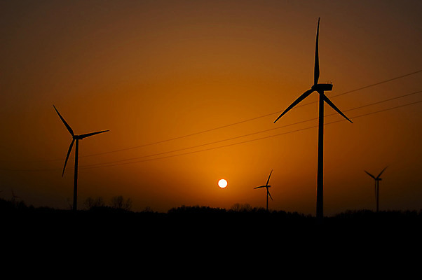 포토 JPG 해외이미지 산업 날개 자연 하늘 바람 서기 안전 풍경 사람없음 여름 태양 농장 환경 탑 힘 일몰 재활용 풍차 발전기 에너지 행운 서비스 에코 생태계 프로펠러 철사 연료 세대 방앗간 생태학 전압 해외202004 해외포토 자연요소 건축물 계절 교육 컨셉 농업 모션 날씨 노을 발전소 친환경 파일형식 이미지허브